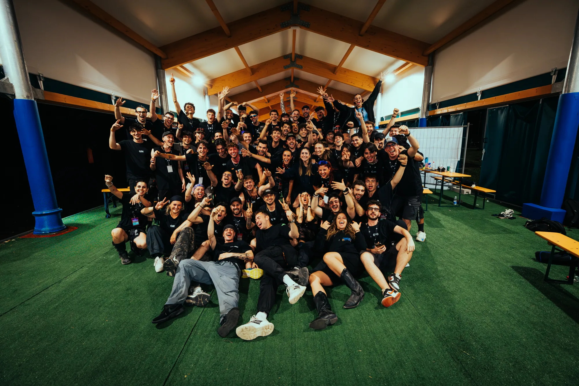 La media crew del Nameless 2026 al completo, foto di gruppo a fine evento nel tendone del backstage.